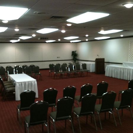 Trade Winds Central Inn Тълса Екстериор снимка