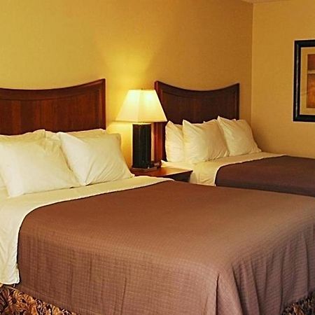 Trade Winds Central Inn Тълса Стая снимка