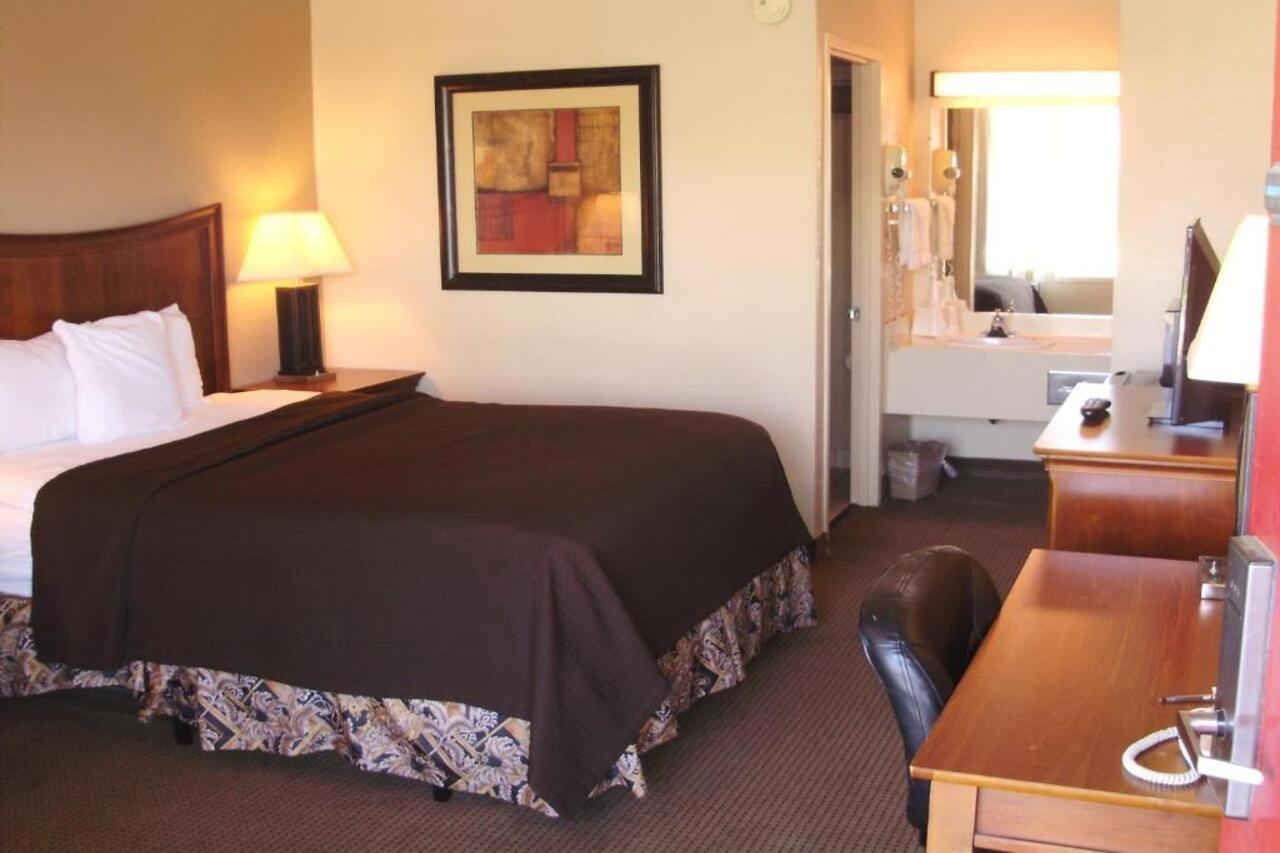 Trade Winds Central Inn Тълса Екстериор снимка