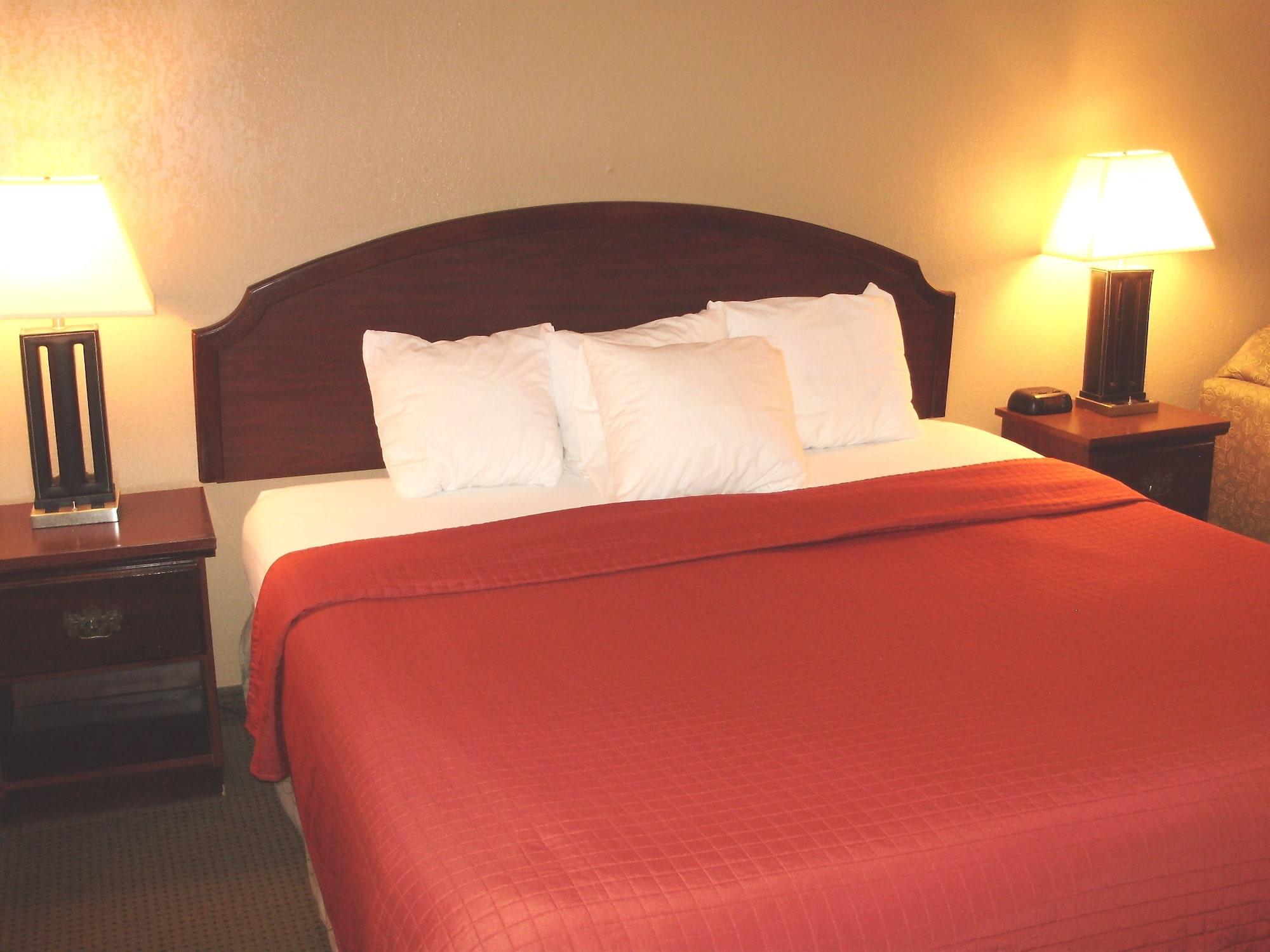 Trade Winds Central Inn Тълса Екстериор снимка