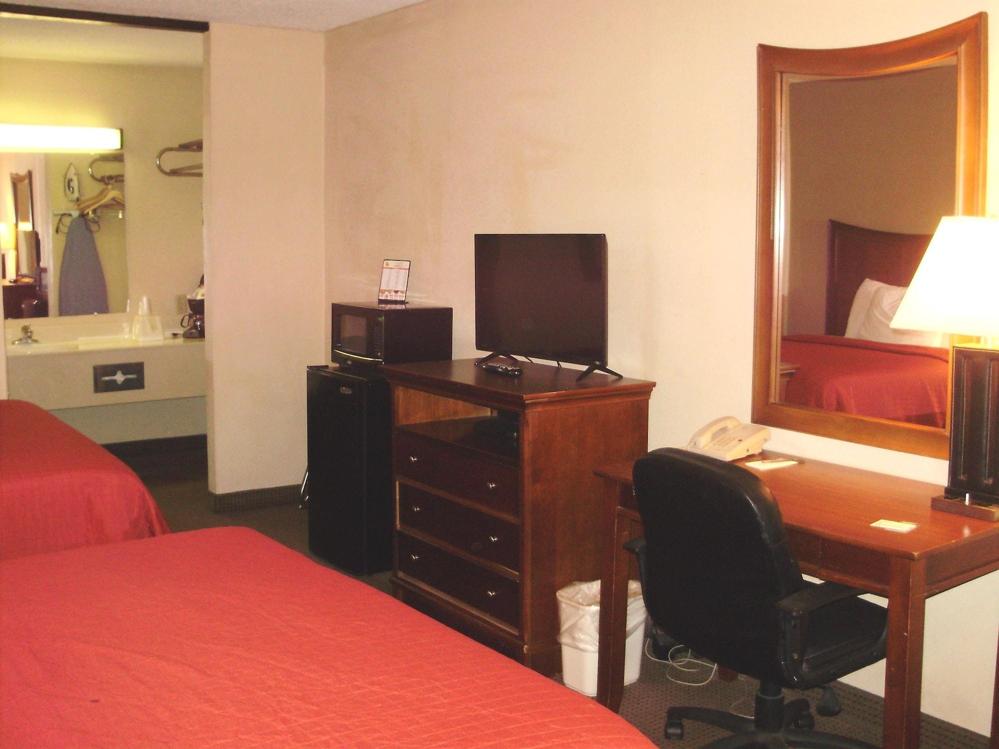Trade Winds Central Inn Тълса Екстериор снимка