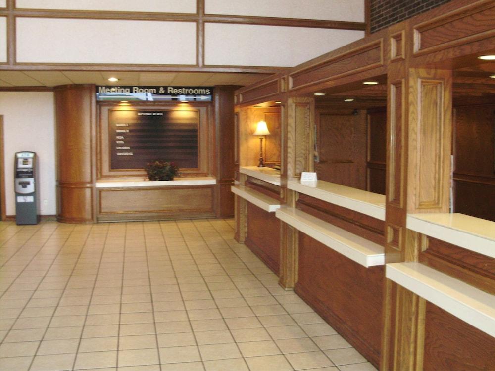Trade Winds Central Inn Тълса Екстериор снимка