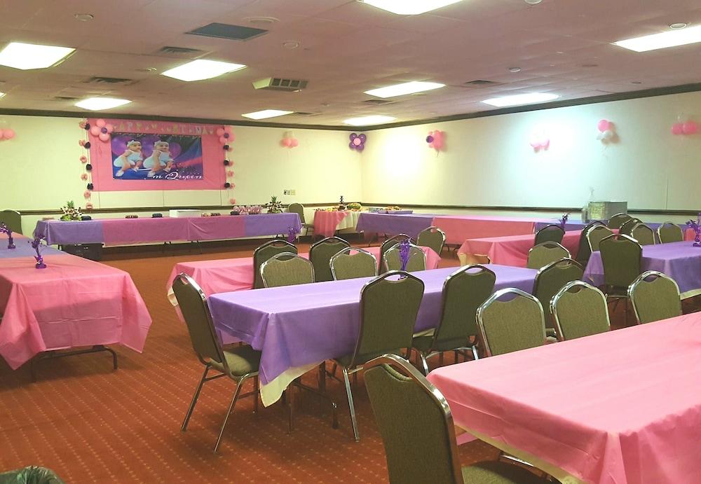 Trade Winds Central Inn Тълса Екстериор снимка