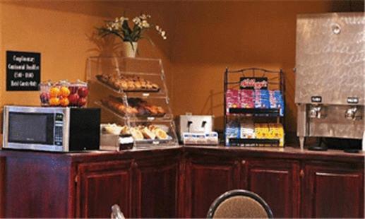 Trade Winds Central Inn Тълса Ресторант снимка