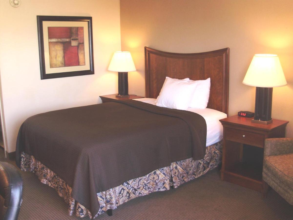 Trade Winds Central Inn Тълса Екстериор снимка