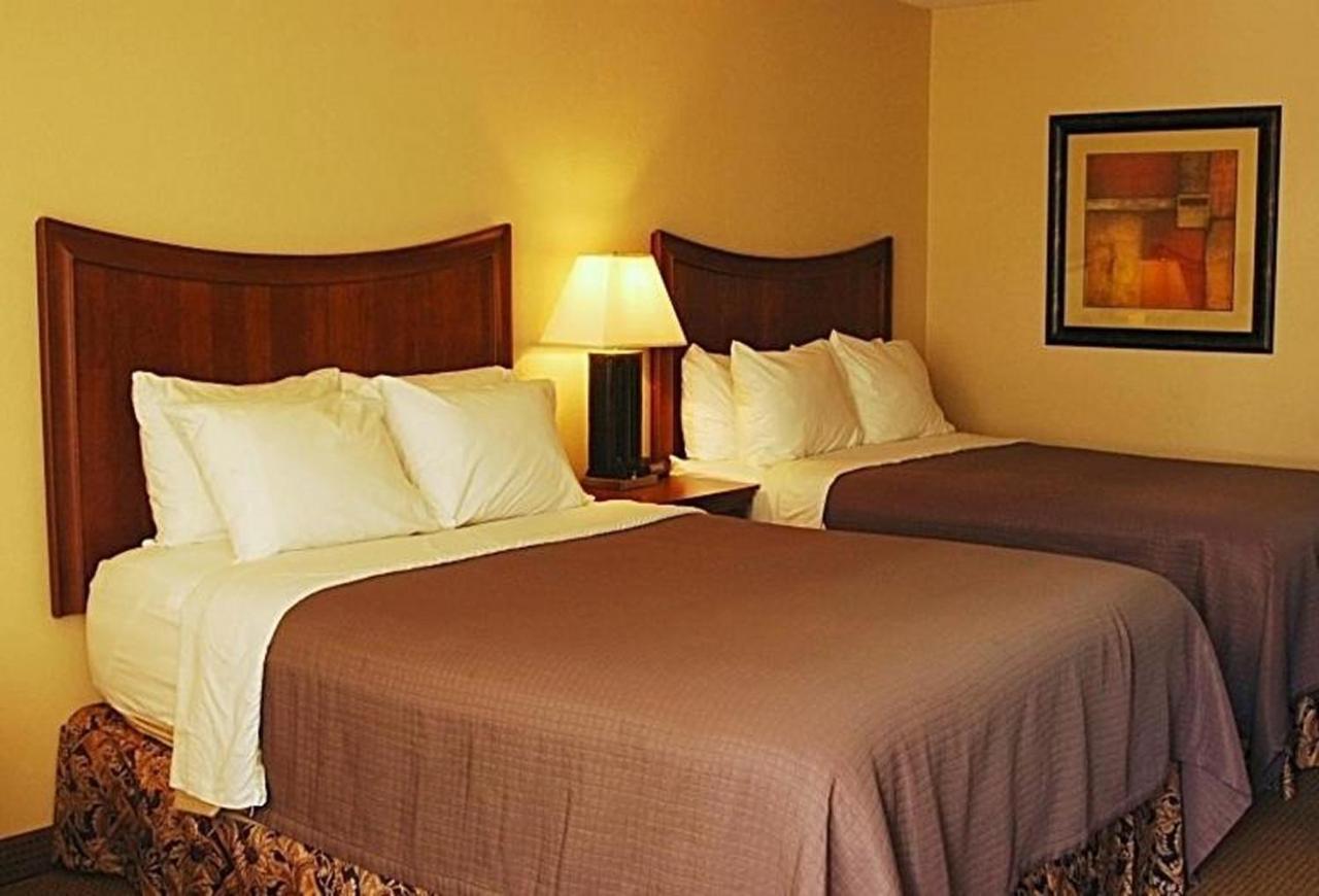 Trade Winds Central Inn Тълса Стая снимка