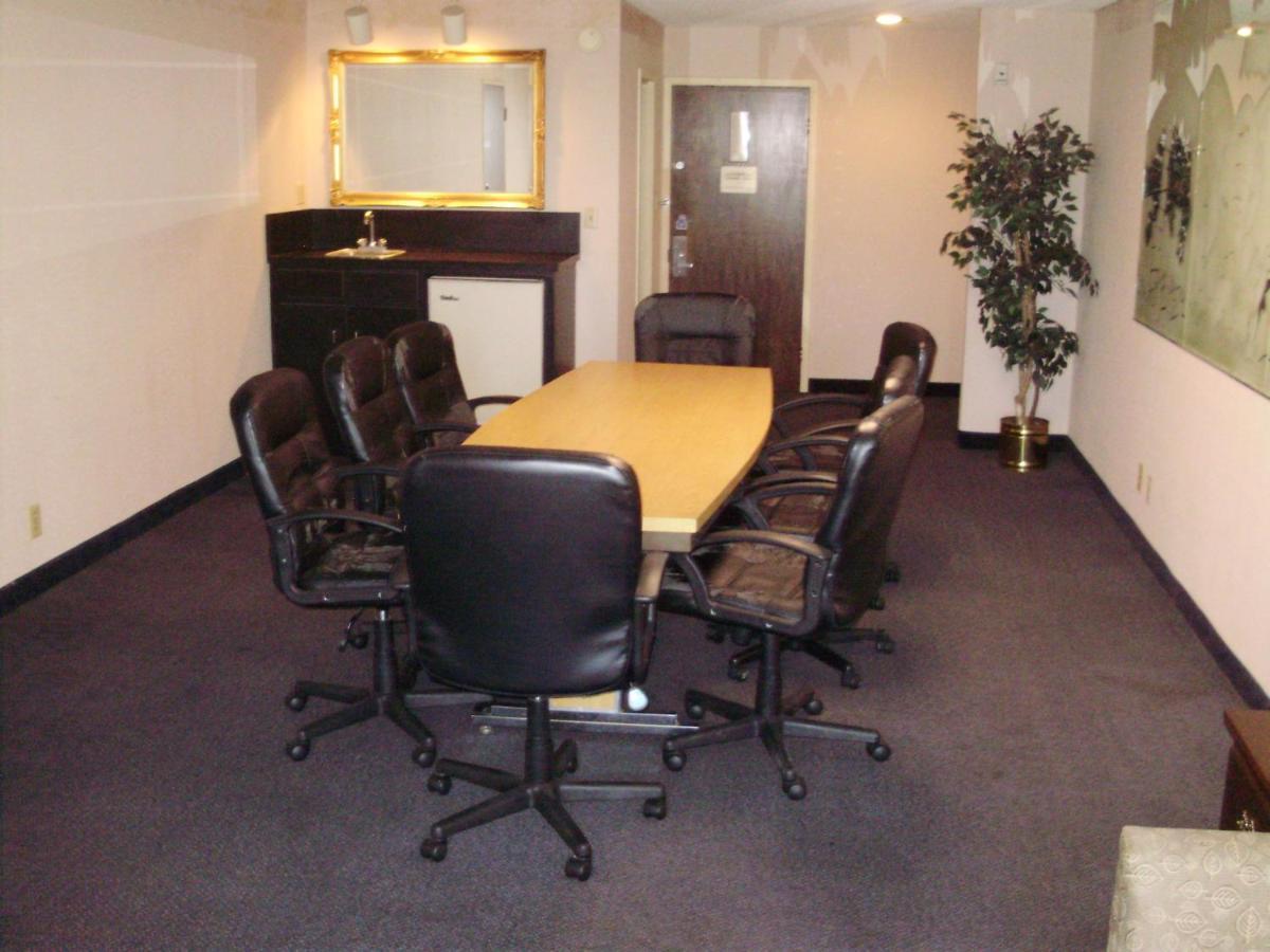Trade Winds Central Inn Тълса Екстериор снимка
